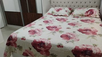 Fer et planche à repasser, Wi-Fi gratuit, draps fournis