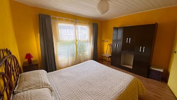 3 bedrooms, free WiFi, bed sheets, wheelchair access