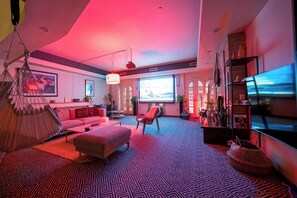 Smart TV - Gramercy Townhouse – 3 Floors, Terrace, True Unique NYC Stay (New York)