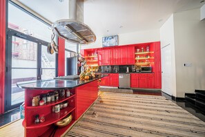 Private kitchen - Gramercy Townhouse – 3 Floors, Terrace, True Unique NYC Stay (New York)