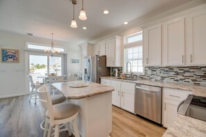 Køleskab, mikrobølgeovn, ovn, kogeplade