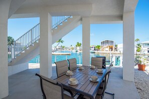Outdoor dining - Modern Canal-Front Home with 35' Seawall, Bikes, Grill & Community Amenities (Cudjoe Key)