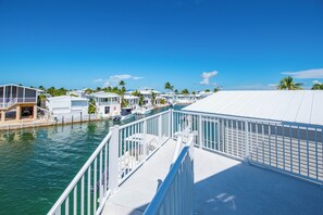 Property grounds - Modern Canal-Front Home with 35' Seawall, Bikes, Grill & Community Amenities (Cudjoe Key)