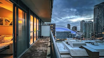 Suite Confort, vistas parciales al lago | Terraza o patio