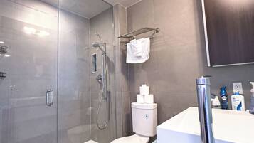 Suite Confort, vistas parciales al lago | Baño | Artículos de higiene personal gratuitos, secador de pelo y toallas