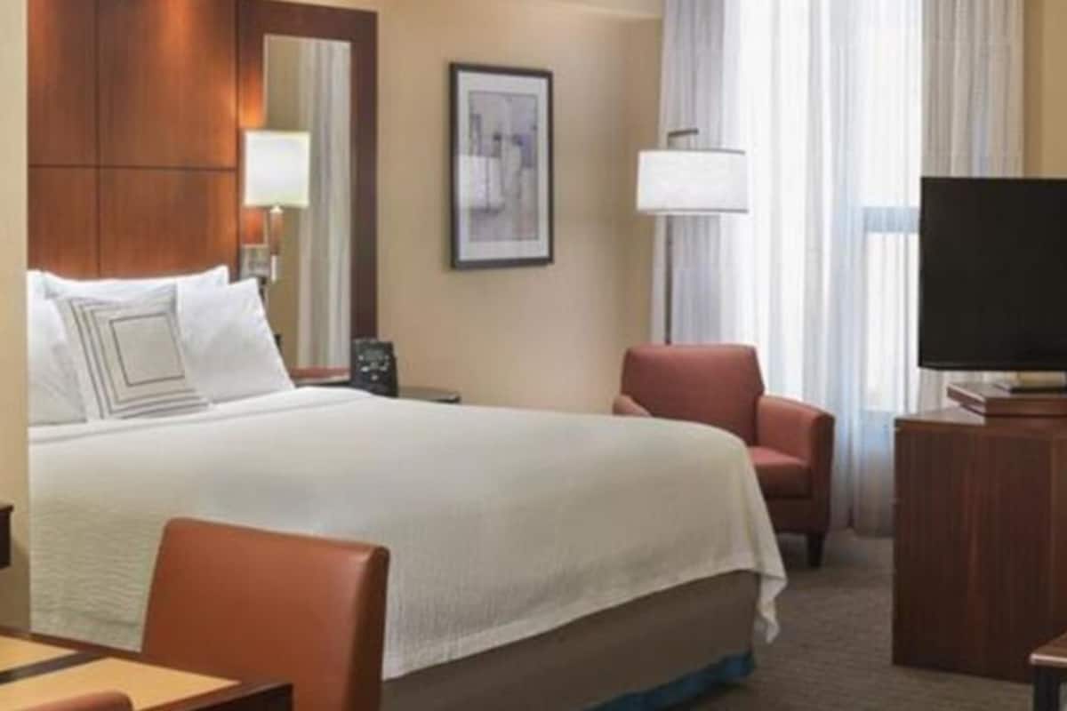 Comfort Suite, Partial Lake View