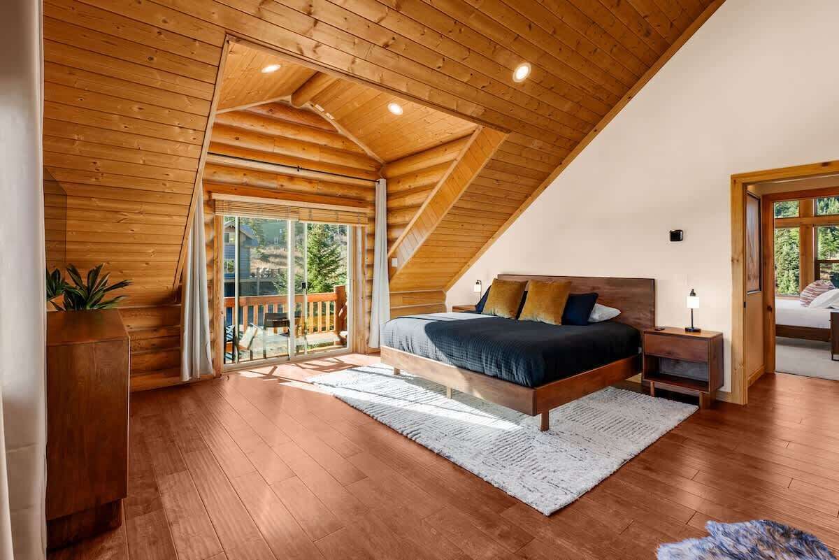 4 habitaciones, tabla de planchar con plancha y cuna de viaje 