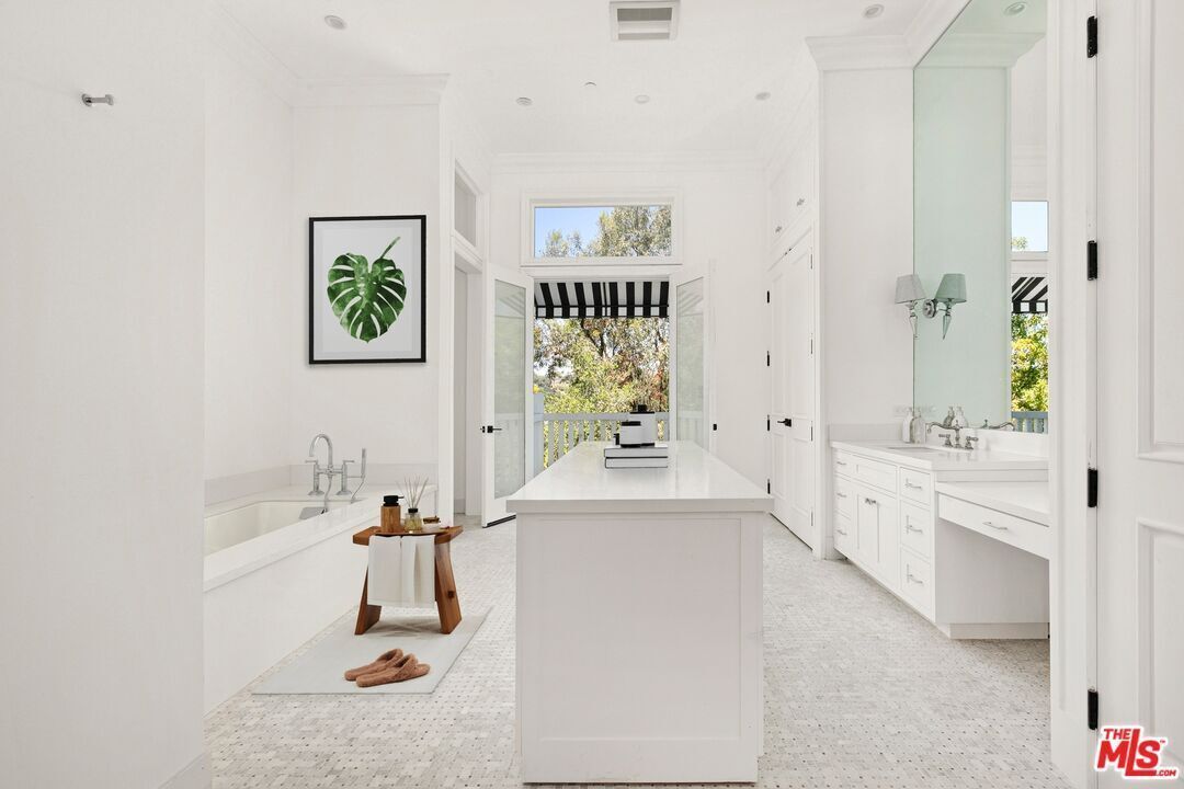 Een haardroger, handdoeken, zeep, toiletpapier