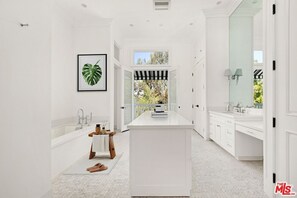 Sèche-cheveux, serviettes fournies, savon, papier toilette