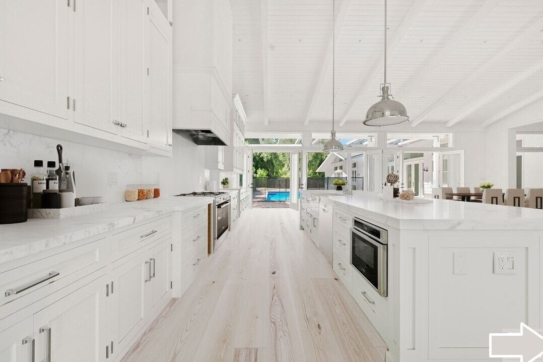 Mikrovågsugn, ugn, spishäll och diskmaskin