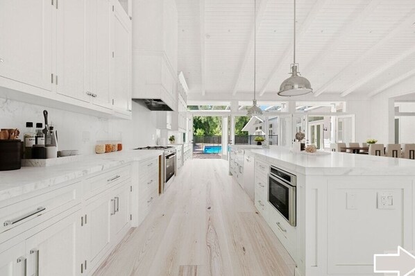 Mikrobølgeovn, ovn, kokeplater og oppvaskmaskin