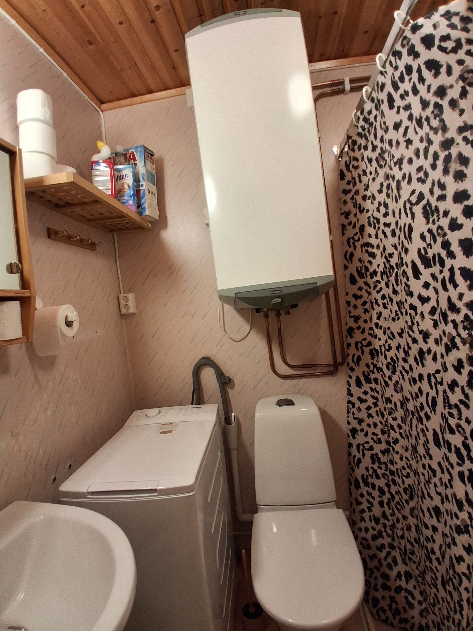 Een haardroger, toiletpapier