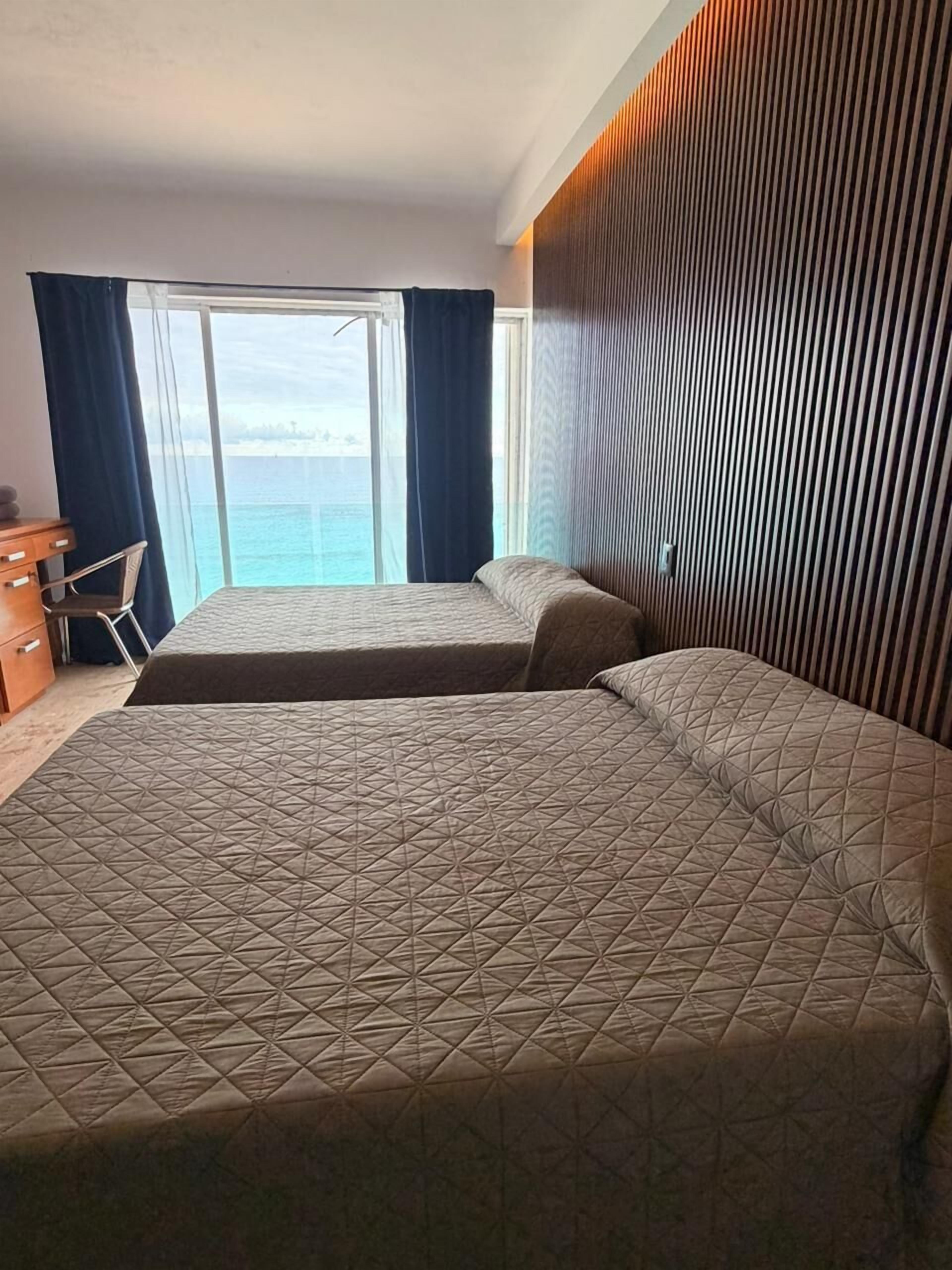 Suite superior, bañera de hidromasaje, vistas al mar | Caja fuerte, cortinas opacas, tabla de planchar con plancha