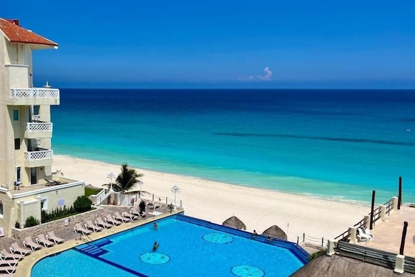 Outdoor pool, open 7:00 AM to 9:00 PM, pool umbrellas, sun loungers