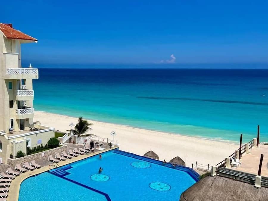 Una piscina al aire libre (de 07:00 a 21:00), sombrillas, tumbonas