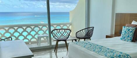 Suite Deluxe, balcone, vista oceano | Una cassaforte in camera, tende oscuranti, ferro/asse da stiro