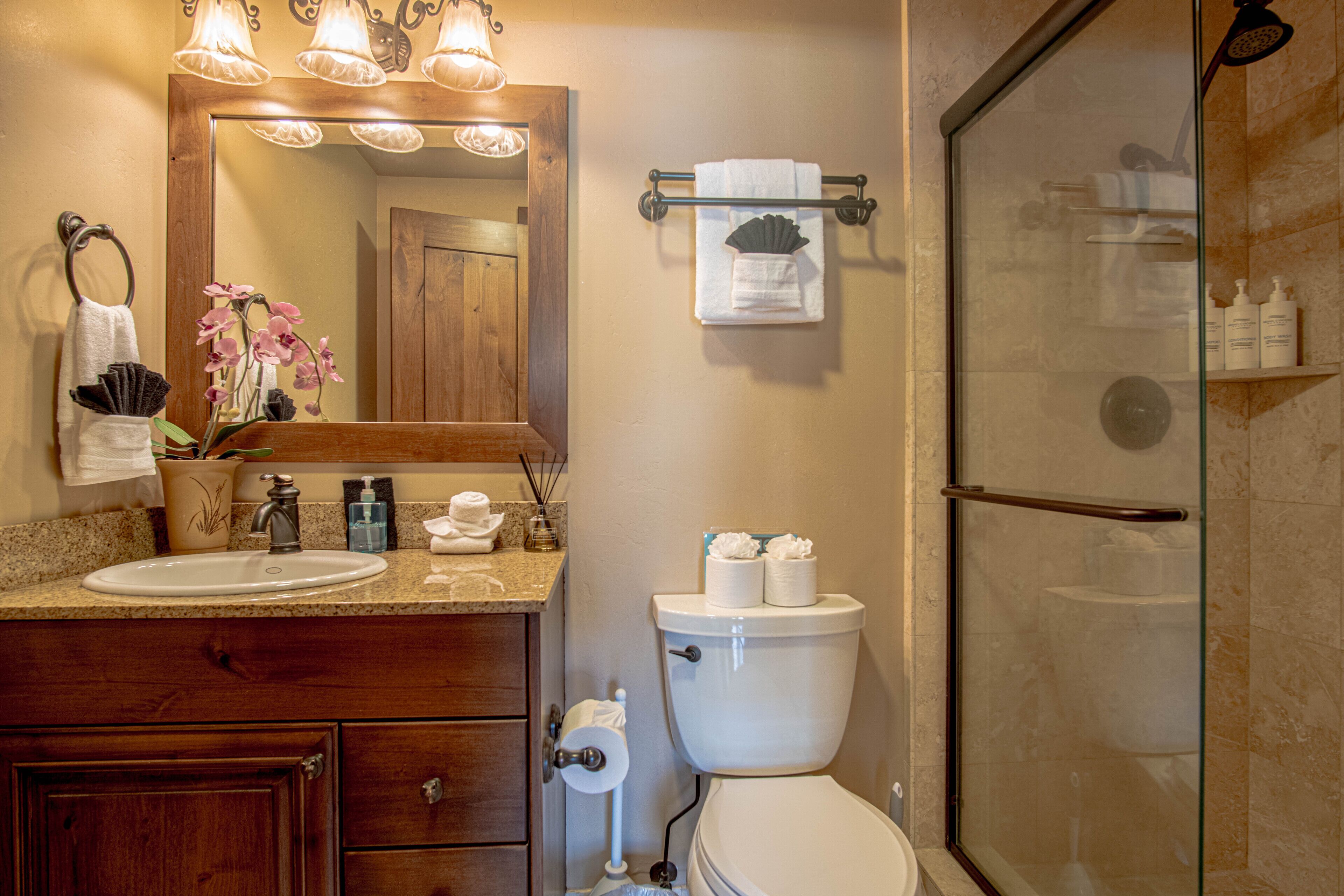 Ein Badezimmer mit Waschbecken, Toilette und Dusche.