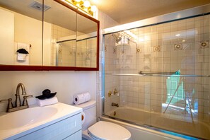 Dusche, Haartrockner, Handtücher