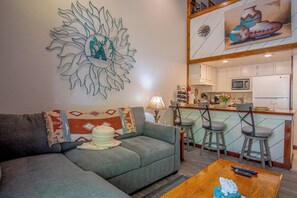 Een smart-tv, een open haard, een dvd-speler en een stereo