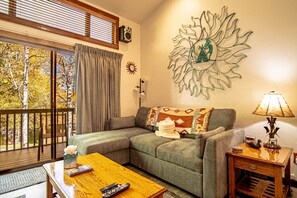 Smart TV, chimenea, reproductor de DVD, estéreo