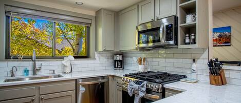 Refrigerador, microondas, horno, placa de cocina