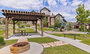 Outdoor dining - Elegant Mountain Retreat Near Jordanelle Reservoir & World-Class Skiing (Hideout)
