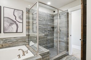 Douche, sèche-cheveux, serviettes fournies
