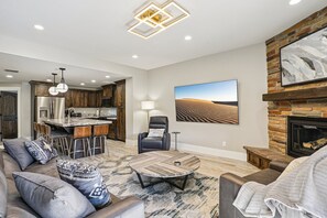 Smart TV, fireplace, offices - Elegant Mountain Retreat Near Jordanelle Reservoir & World-Class Skiing (Hideout)