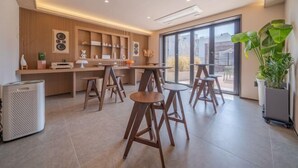 Una cocina moderna con detalles de madera, un amplio ventanal y una planta en maceta.