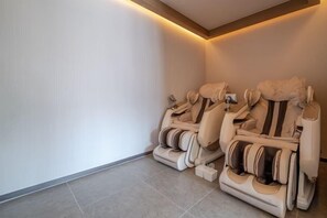 A room with two massage chairs and a small table. - poverta-stay hotel (Gyeongju)