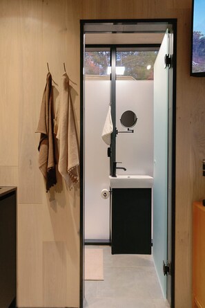 吹风机、毛巾、肥皂、洗发水