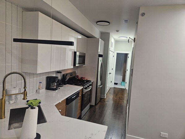 Private kitchen - Wonderful 2-bedroom apartment with AC in vibrant Chicago (Chicago)
