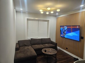 Living area - Wonderful 2-bedroom apartment with AC in vibrant Chicago (Chicago)