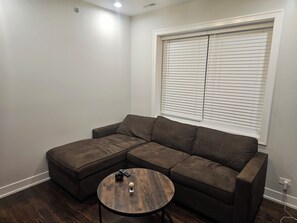 Living area - Wonderful 2-bedroom apartment with AC in vibrant Chicago (Chicago)