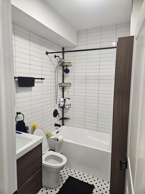 Hair dryer, towels, soap, toilet paper - Wonderful 2-bedroom apartment with AC in vibrant Chicago (Chicago)