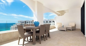 تناول الطعام بالخارج