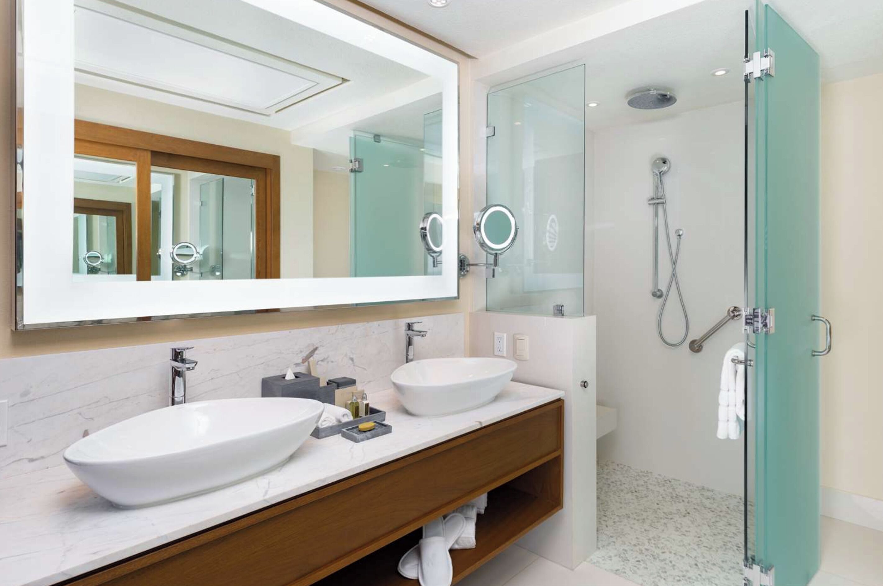 Bañera de hidromasaje, secador de pelo, bidet, toallas