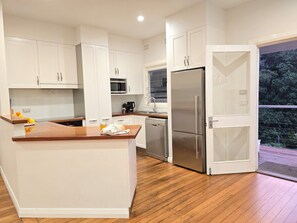 ميكروويف، فرن، موقد طهي مسطح، غسالة أطباق