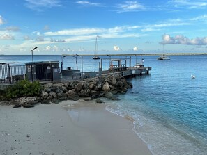 Sun loungers - Octopus’ Garden, Ocean front 2-bedroom/2.5 bath townhome at Sand Dollar. (Kralendijk)
