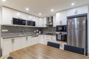 Kühlschrank, Mikrowelle, Ofen, Geschirrspüler