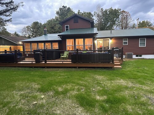 3-bedroom,Game room,2 day beds 4 sleepers,Sun room,deck with hot tub in Fort Ann