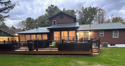 3-bedroom,Game room,2 day beds 4 sleepers,Sun room,deck with hot tub in Fort Ann