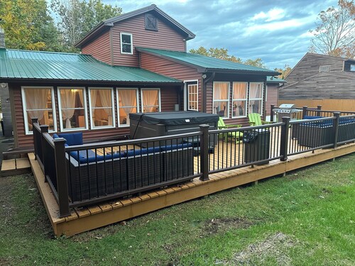 3-bedroom,Game room,2 day beds 4 sleepers,Sun room,deck with hot tub in Fort Ann