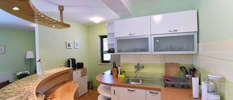 Kühlschrank, Mikrowelle, Ofen, Herdplatte