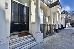 Exterior detail - Amazing two bed to bath one reception Property (London)