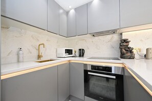 Fridge, microwave, oven, stovetop - Amazing two bed to bath one reception Property (London)