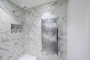 Dusche, Handtücher, Seife, Shampoo