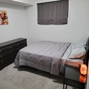 1 bedroom, iron/ironing board, WiFi, bed sheets - Wellcome to your home away from home,on the calm Beutiful southwest Edmonton (Edmonton)