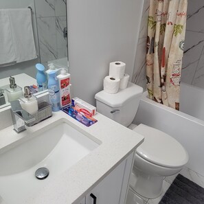 Handtücher, Seife, Toilettenpapier