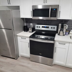 Microwave, oven, stovetop - Wellcome to your home away from home,on the calm Beutiful southwest Edmonton (Edmonton)